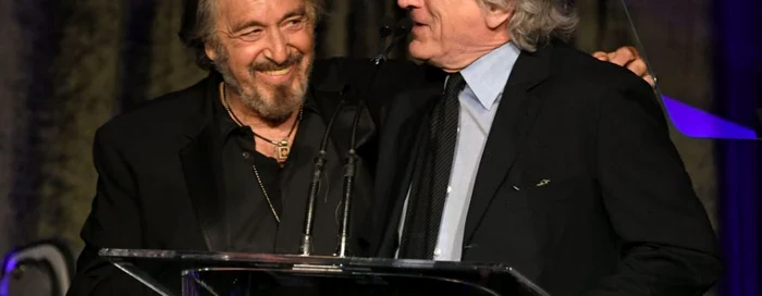 Al Pacino (S) acceptă Premiul American Icon de la Robert De Niro pe scena la premiile American Icon la hotelul Beverly Wilshire Four Seasons în Beverly Hills California Statele Unite ale Americii FOTO Guliver / Getty Images / Kevin Winter 