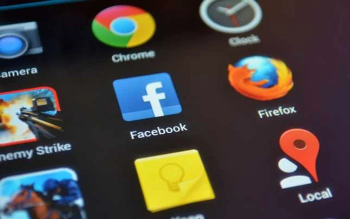 Facebook poate duce şi la depedenţă extremă. FOTO Adevărul