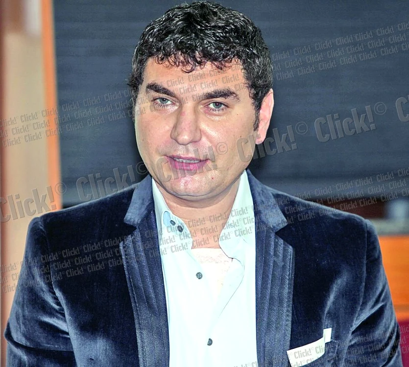 
    Borcea a părăsit spitalul având  încă pe piept  bandajul  protector  al operaţiei  
