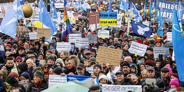 Manifestaţia de la Berlin a avut sloganul "Să ne ridicăm pentru pace !" FOTO EPA-EFE