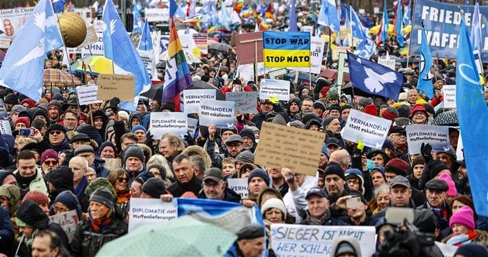 Manifestaţia de la Berlin a avut sloganul "Să ne ridicăm pentru pace !" FOTO EPA-EFE