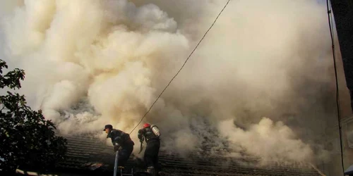 Pompierii au intervenit cu două autospeciale să stingă focul. 