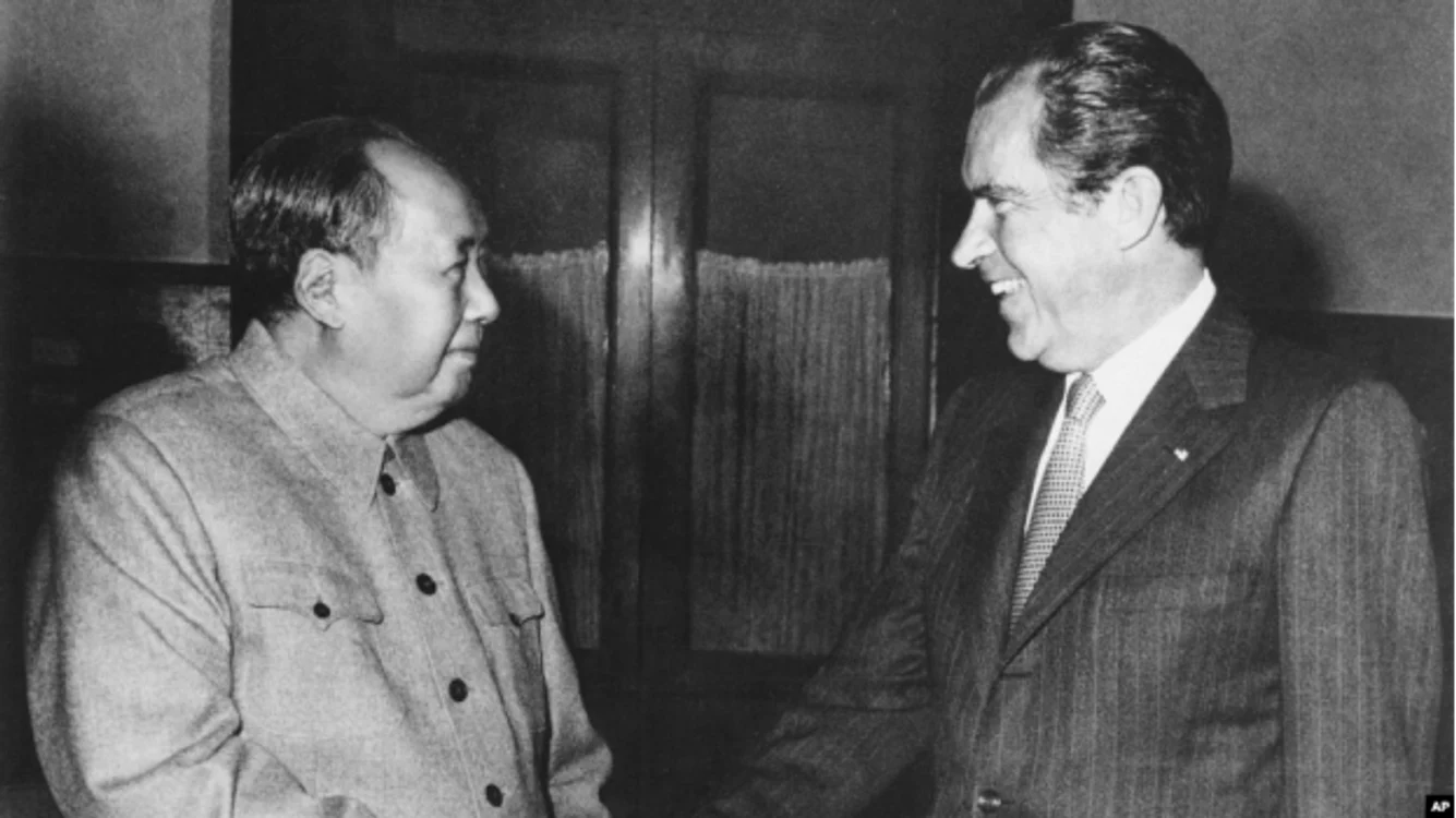 Liderul Partidului Comunist Chinez, Mao Zedong, stânga, și președintele Richard Nixon 
