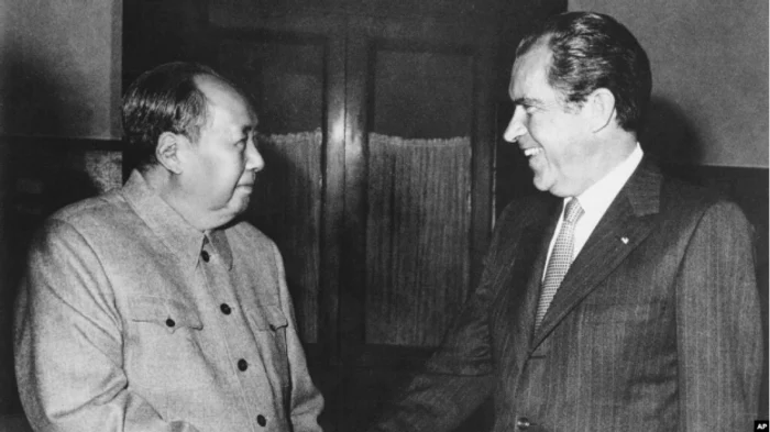 Liderul Partidului Comunist Chinez, Mao Zedong, stânga, și președintele Richard Nixon 