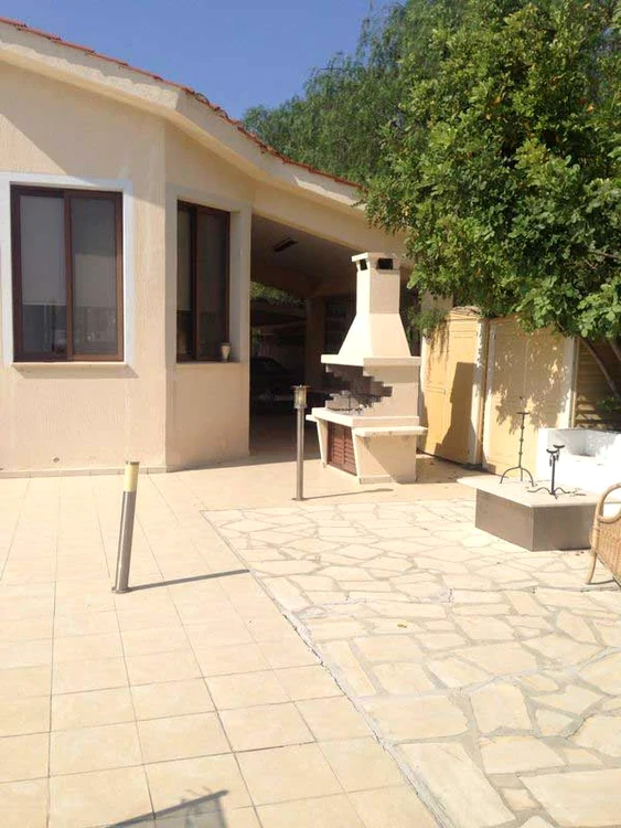 Cadu are pişcină şi foişor  în curtea vilei din Limassol 