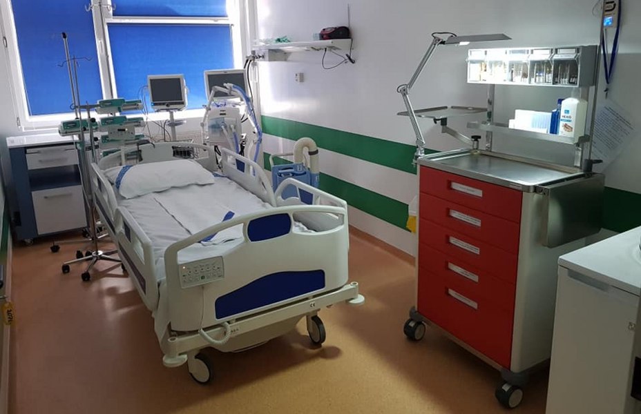 Medic de Terapie Intensivă, acuzații grave la adresa ministrului Rafila. Paturi de mari arși făcute „din pix”, ca la Colectiv 