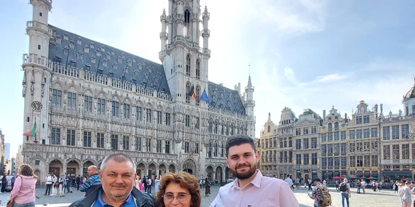 corneliu bichinet cu sotia si fiul FOTO Faceb C B jpg