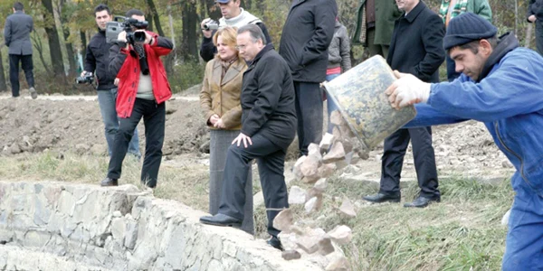 Gheorghe Nichita (centru), alături de directori din Primărie, într-o vizită de lucru 
