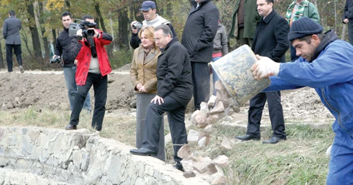 Gheorghe Nichita (centru), alături de directori din Primărie, într-o vizită de lucru