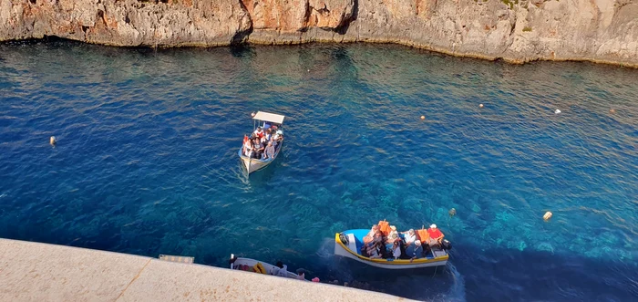 Grota Albastră este una dintre atracțiile insulei. foto: Click!