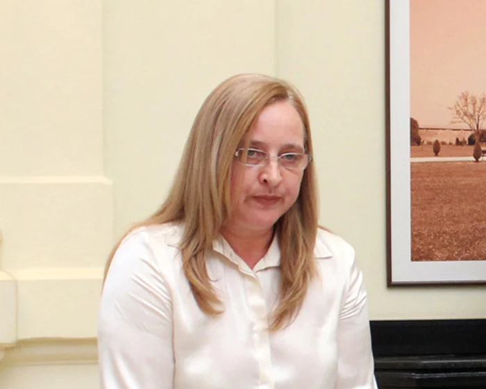 
    Prefectul Capitalei, Speranța Cliseru o contrazice pe șefa ei, Carmen Dan, în privința modului cum jandarmii au primit ordinul de dispersare a mitingului din 10 august  
