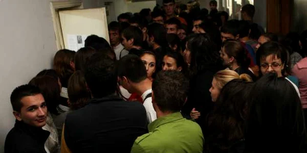 Sute de elevi s-au înghesuit la prima oră pentru a obţine bonul de cazare de la Liga Studenţilor