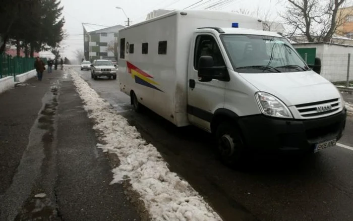 Au fost ridicate probe şi duse la Poliţie