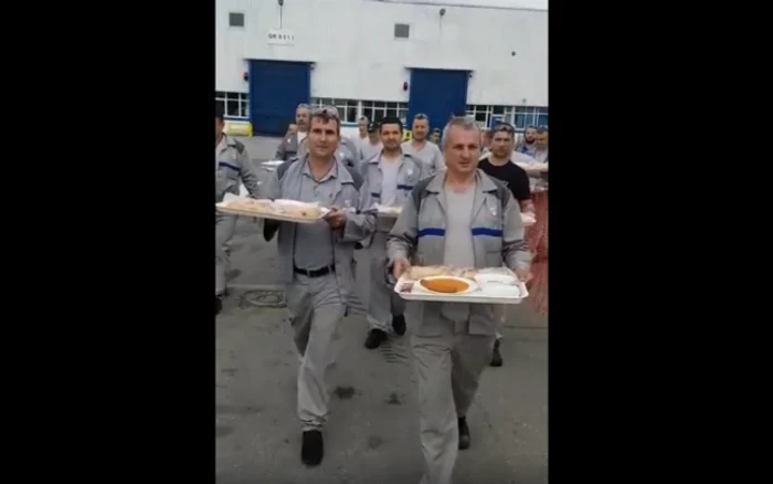 Angajaţii celor două secţii au mers cu meniul zilei la birourile directorilor