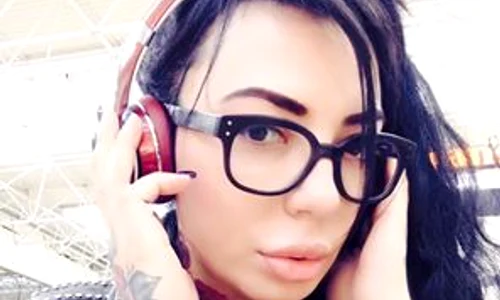 DJ Wanda a investit bani buni în pasiunea sa, ochelarii jpeg