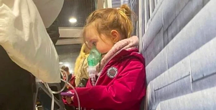 Imaginea fetiței cu inhalatorul a devenit virală Foto: Instagram/ nataliya_mogilevskaya