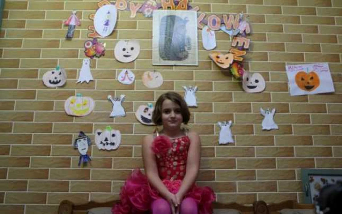 Maria Ionescu şi colţisorul cu desene. Foto: Laurenţiu Nica. 