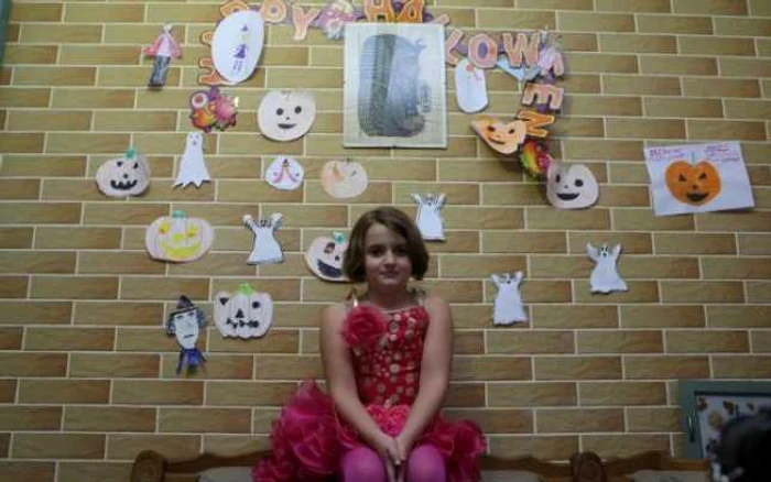 Maria Ionescu şi colţisorul cu desene. Foto: Laurenţiu Nica.