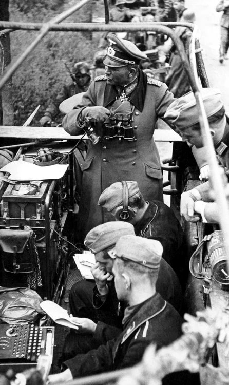 Gen. Heinz Guderian, comandantul corpului XIX de Blindate, în maşina de comandă, în timpul campaniei din Franţa, în 1940. Mai jos – criptolog folosind „Enigma”