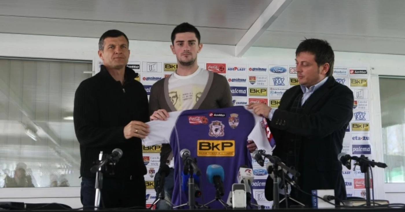 Răzvan Cociş primeşte tricoul lui "Poli". Foto: www.politimisoara.com