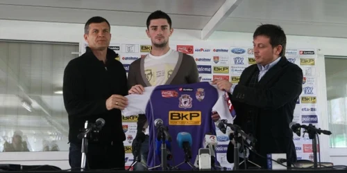 Răzvan Cociş primeşte tricoul lui "Poli". Foto: www.politimisoara.com