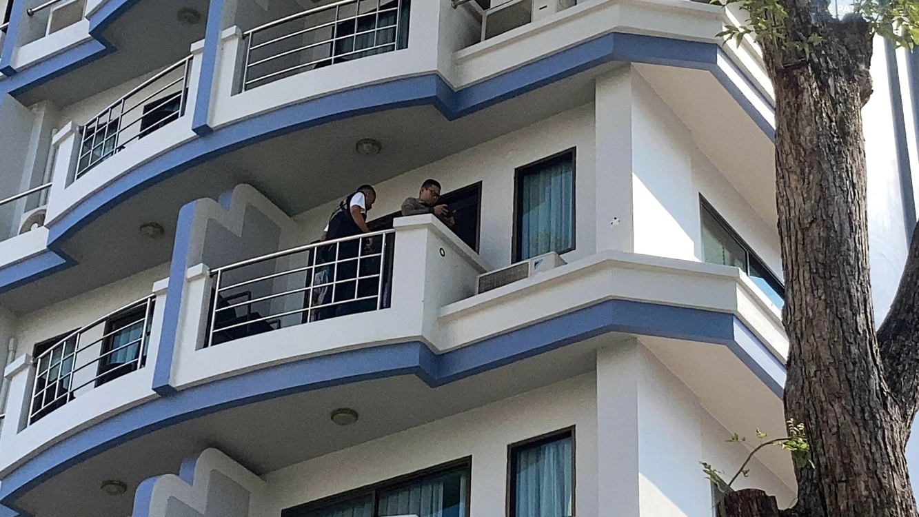 Românul s-a agățat de balustradă înainte să cadă