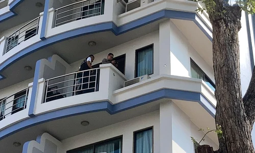 roman cazut balcon thailanda foto the pattaya news jpg