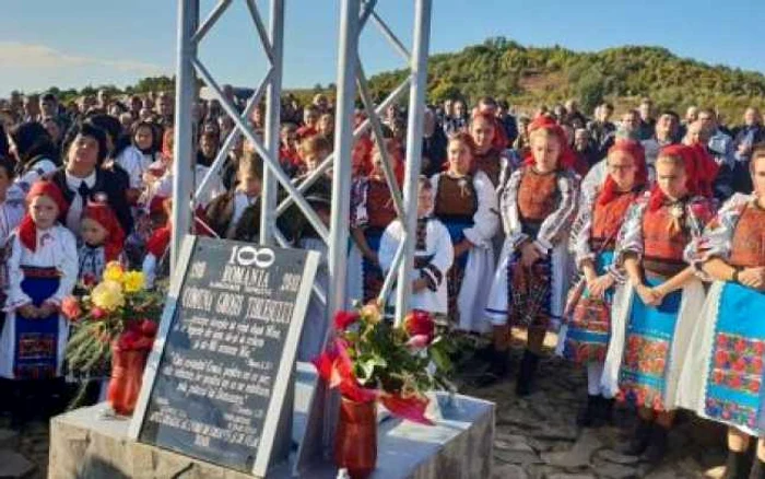Sfinţira crucii de pe Vârful Ţibleşului Foto: axanews.ro