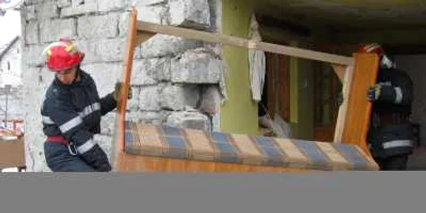 Pompierii au scos din casă tot ce se mai putea salva