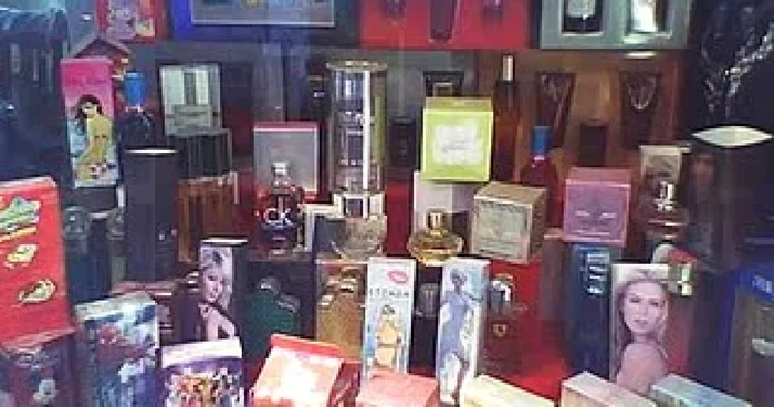 Suceava: Parfumuri contrafăcute confiscate de poliţişti în piaţă la Severin