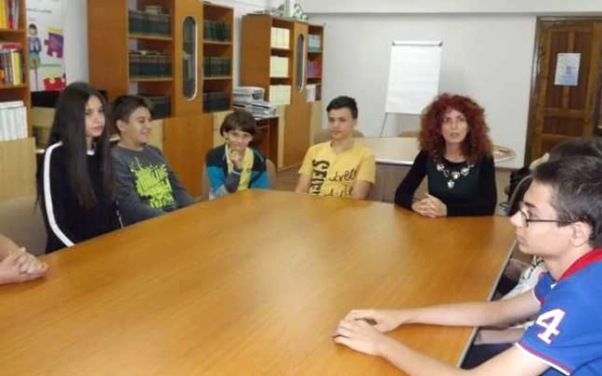 Directorul Manuela Prajea alături de elevii participanţi la olimpiadă FOTO Corina Macavei
