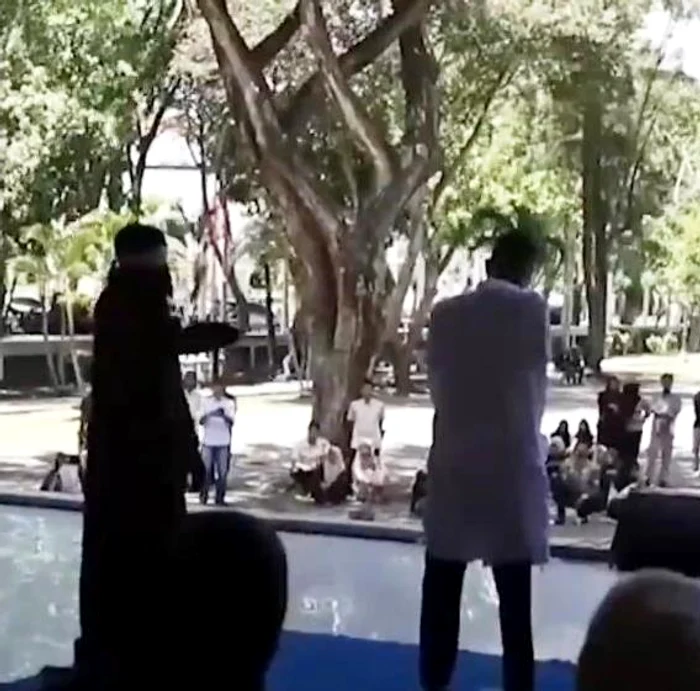 Bărbații au fost biciuiți în public FOTYO: captură video
