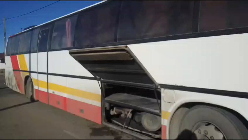 Un autobuz cu călători a luat foc în mers, într-un sat din județul Galați. Călătorii s-au evacuat VIDEO 