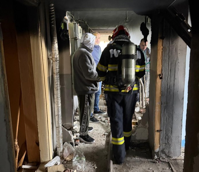 Explozie urmată de incendiu într-un bloc din  Balș. Medicii vor stabili dacă este nevoie de transferul celor două victime cu arsuri în străinătate