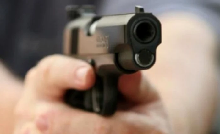 Tânărul a furat pistolul din maşina unui om de afaceri