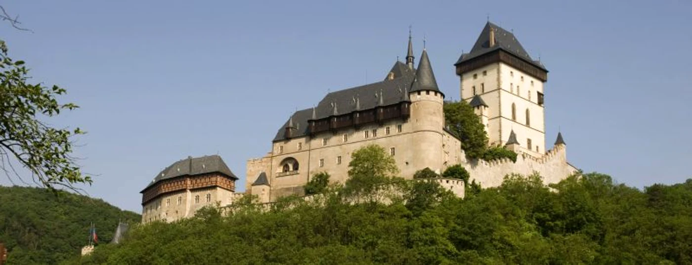 Karlštejn, castel gotic construit la sud-vest de Praga, la dorinţa lui Carol al IV-lea, pentru a păstra bijuteriile de încoronare a regilor cehi