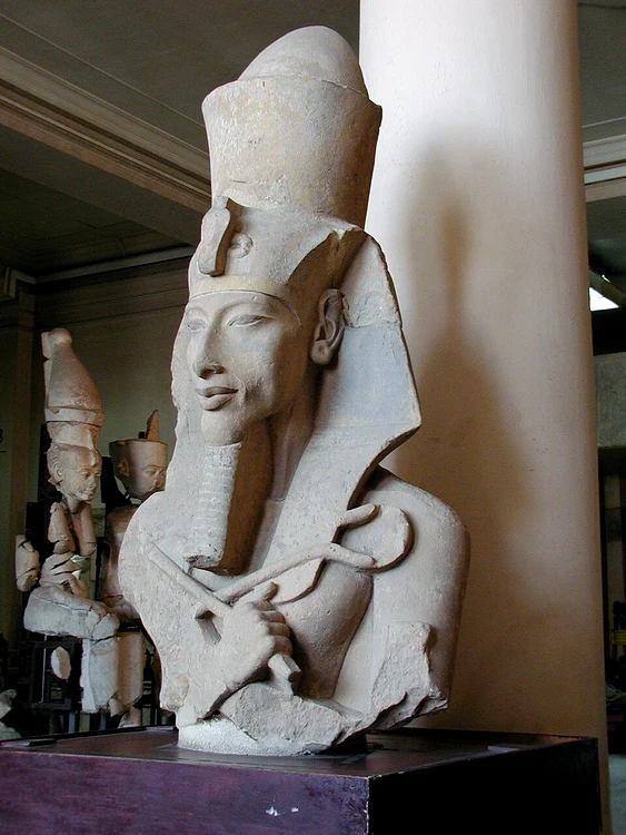 Akhenaton, statuie expusă la Muzeul Egiptean din Cairo (© Wikimedia Commons)