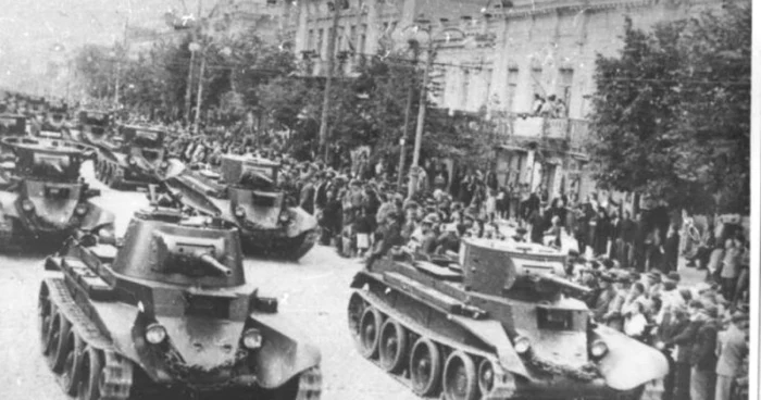 Tancuri sovietice la parada din Chişinău, imediat după ocuparea Basarabiei şi nordului Bucovinei de către URSS, pe 28 iunie 1940. FOTO: timpul.md.