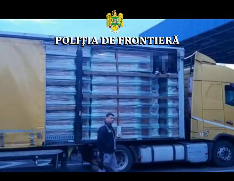 Migranți închiși într-un camion pe autostrada Arad-Nădlac. Echipaje SMURD și ale ambulanței, la fața locului