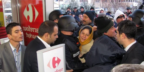 Îmbulzeală la deschiderea Carrefour Market