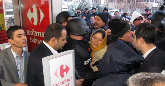 Îmbulzeală la deschiderea Carrefour Market