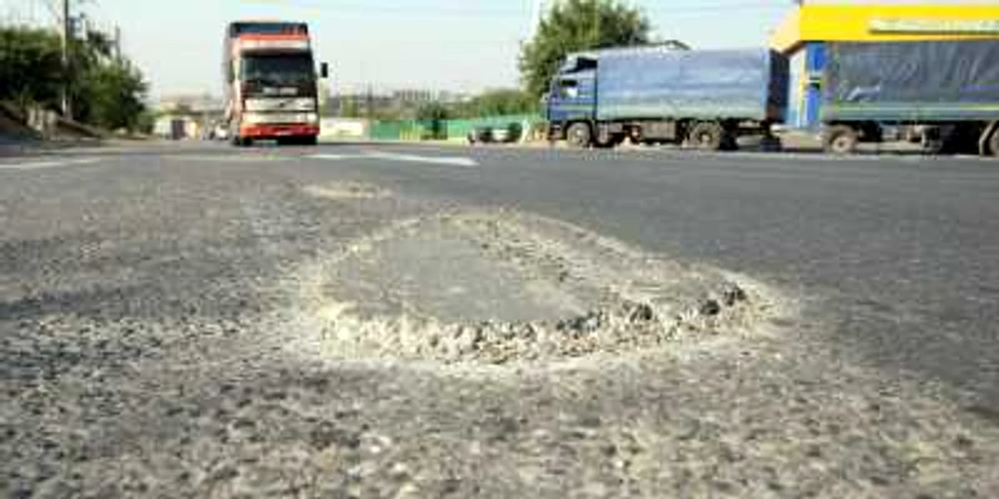 DN25 este plin de gropi, FOTO:BOGDAN DIMOFTE 
