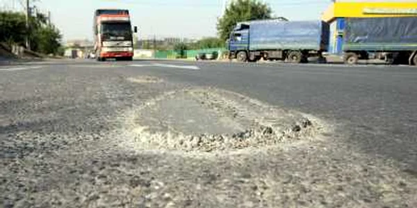 DN25 este plin de gropi, FOTO:BOGDAN DIMOFTE 