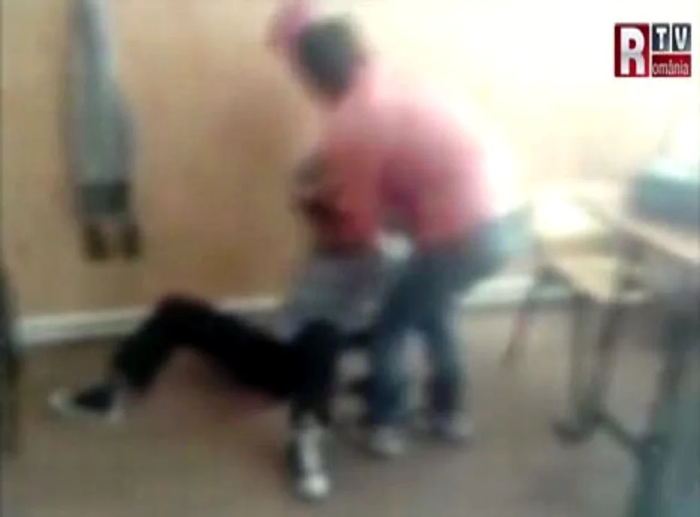 
    Eleva a fost bătută de o colegă (Foto: captură video România TV)  
