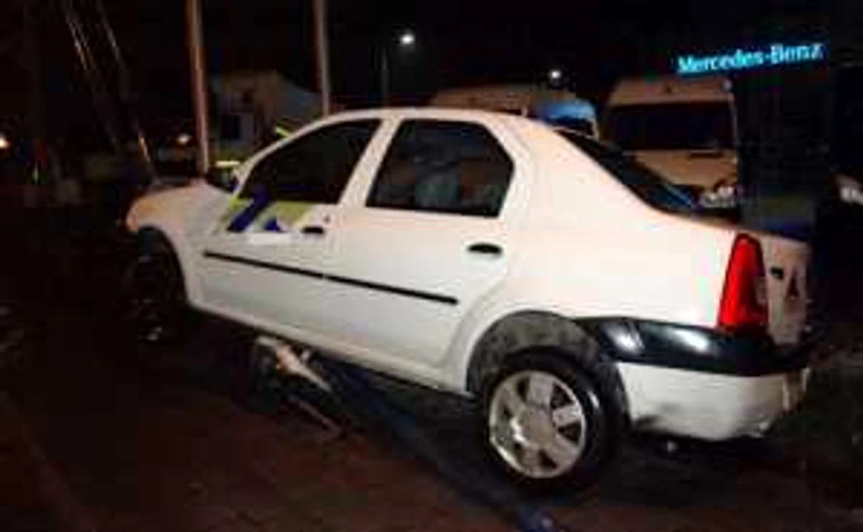 Dacia Logan a ajuns peste stâlp, pasagerii, la Poliţie. 