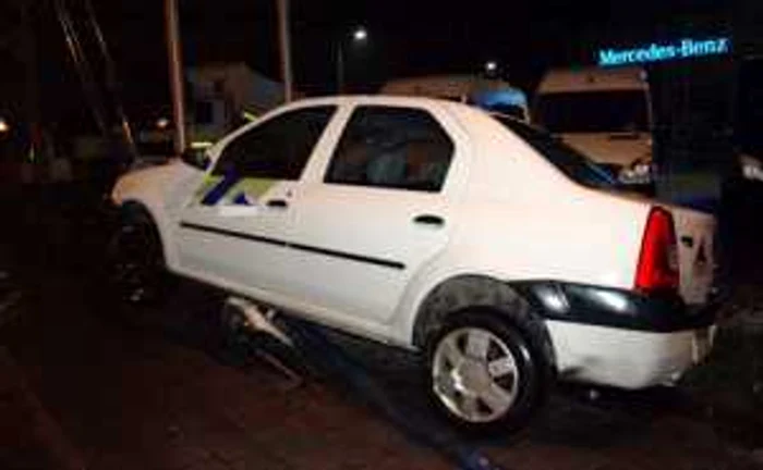 Dacia Logan a ajuns peste stâlp, pasagerii, la Poliţie.