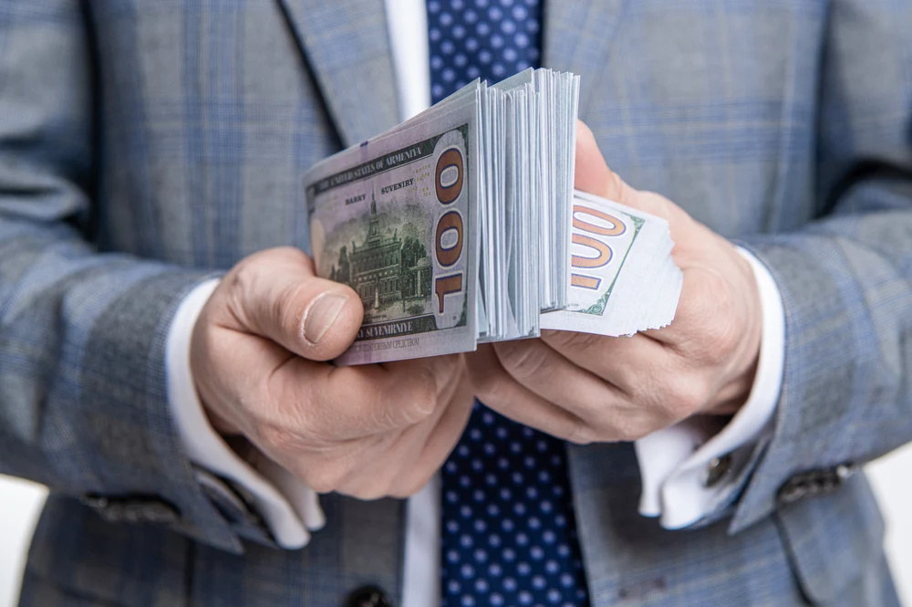 Un bărbat care a câștigat la loterie aproape 4 milioane de dolari a ascuns banii de soție pentru a duce o viață luxoasă