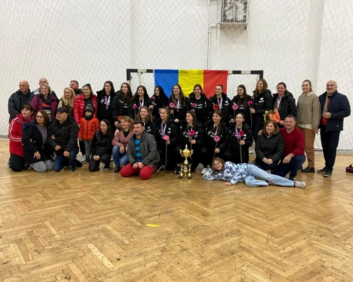 Campioana Naţională a României la handbal feminin şcolar - echipa Colegiului Energetic Râmnicu Vâlcea - locul III la Campionatul Mondial Foto Adevărul - credit Colegiul Energetic Râmnicu Vâlcea