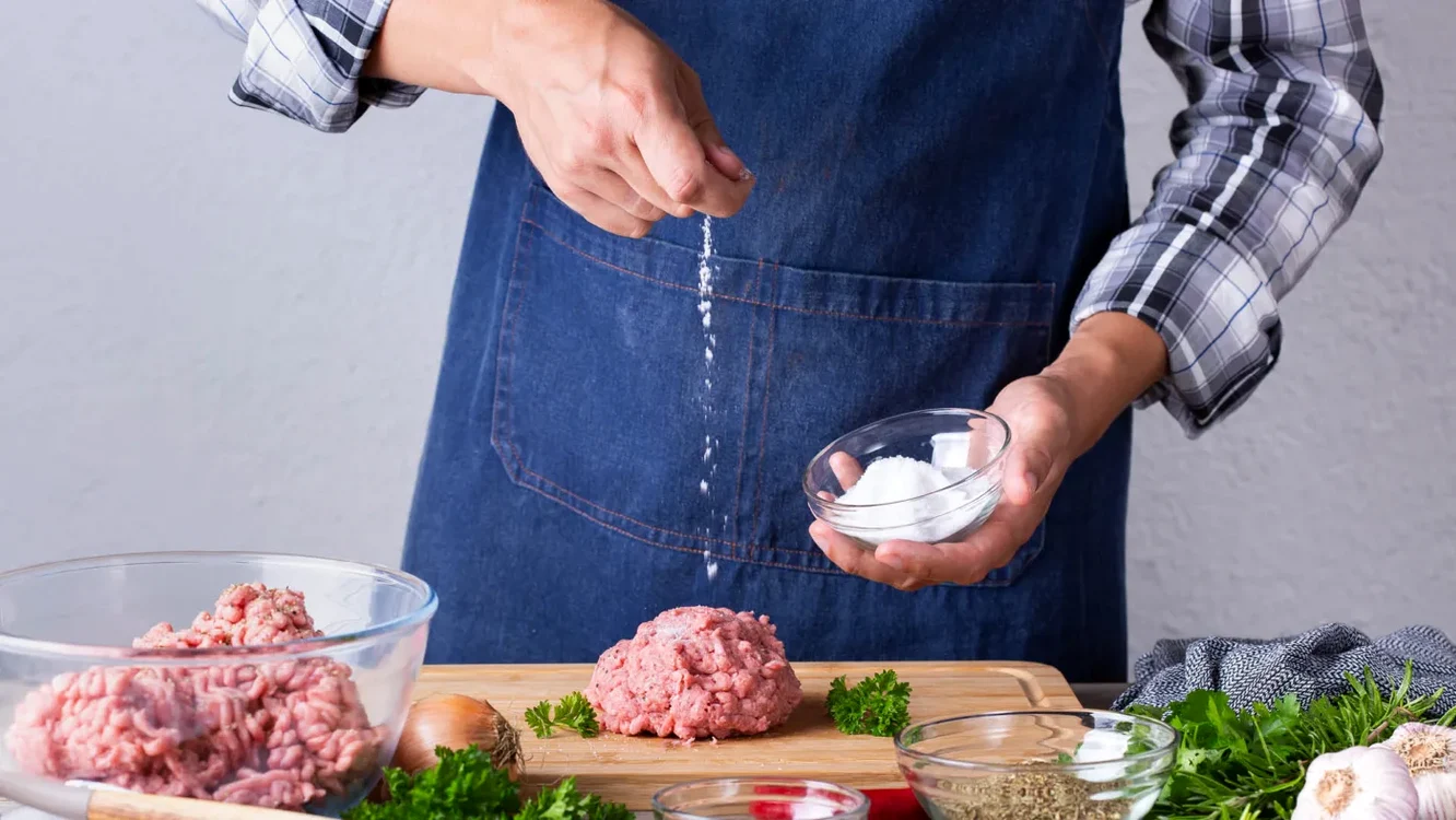 Când se adaugă sarea la carne, pește, legume și paste.