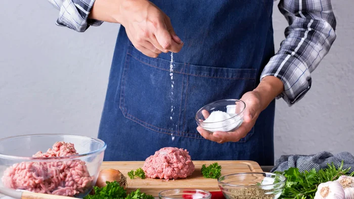 Când se adaugă sarea la carne, pește, legume și paste.